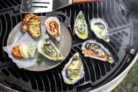Barbecue avec 6 huîtres aromatisés aux beurres de piment, citron et basilic. Une recette facile et conviviale.
