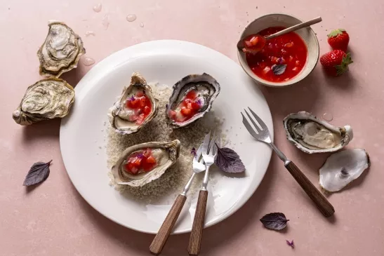 Assiette avec 3 huîtres garnies d'un vinaigrette aux fraises