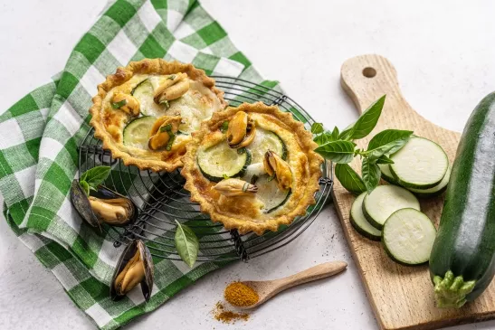 Deux tartelettes à base de courgette et de moule.