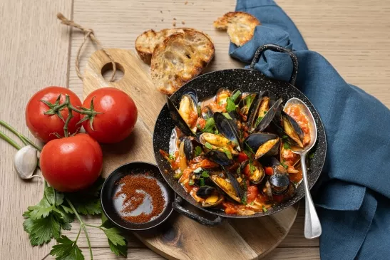 Des moules cuisinées à la basquaise, avec des tomates et des poivrons. Une délicieuse recette à base de moule.